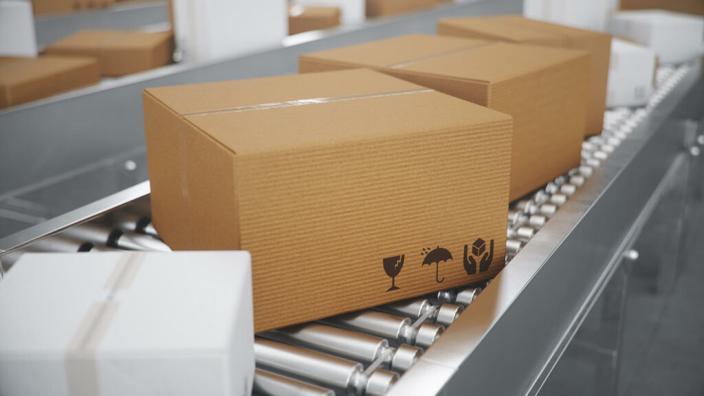 Versandkartons auf einem Förderband in einer Logistikhalle, automatisierter Pakettransport im Versandprozess.